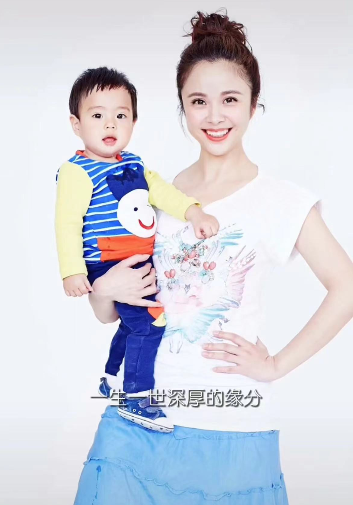 杨若兮|杨若兮回归家庭后罕露面，穿古装用百元水杯，当全职妈妈模样大变