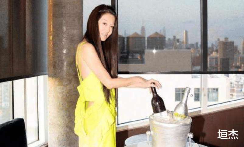 冻龄|“婚纱女王”王薇薇：坐拥40亿身家，72岁冻龄，牵手小鲜肉引争议