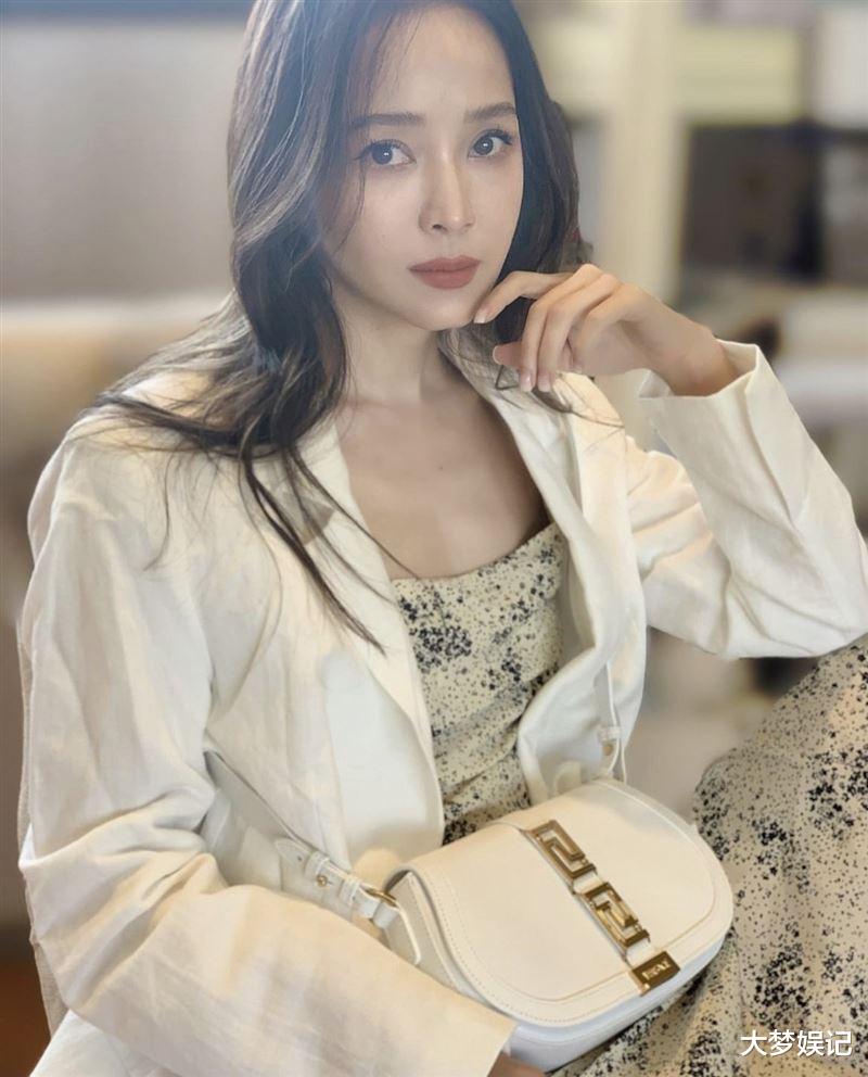 侯佩岑|侯佩岑“私下1习惯”曝光!惊人画面全流出,网友喊:不舒服