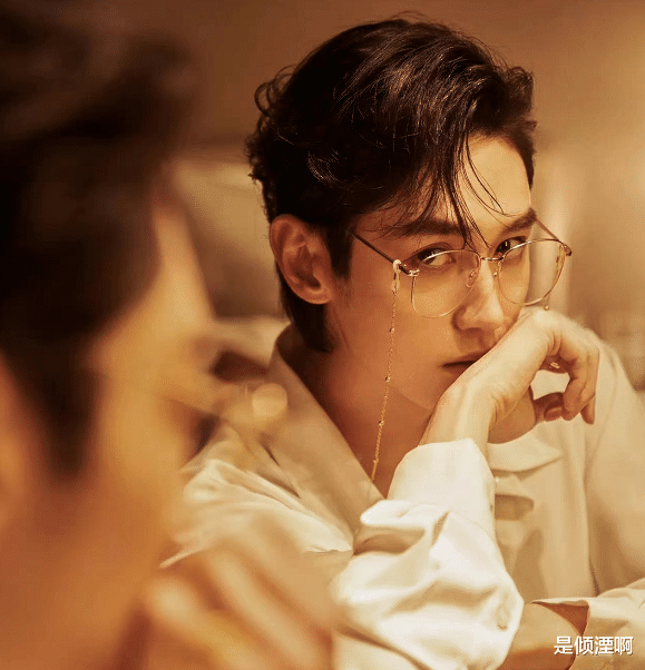 汪铎|汪铎吃播偶像包袱全无！一顿米饭就６瓣大蒜，打了多少假吃的脸！