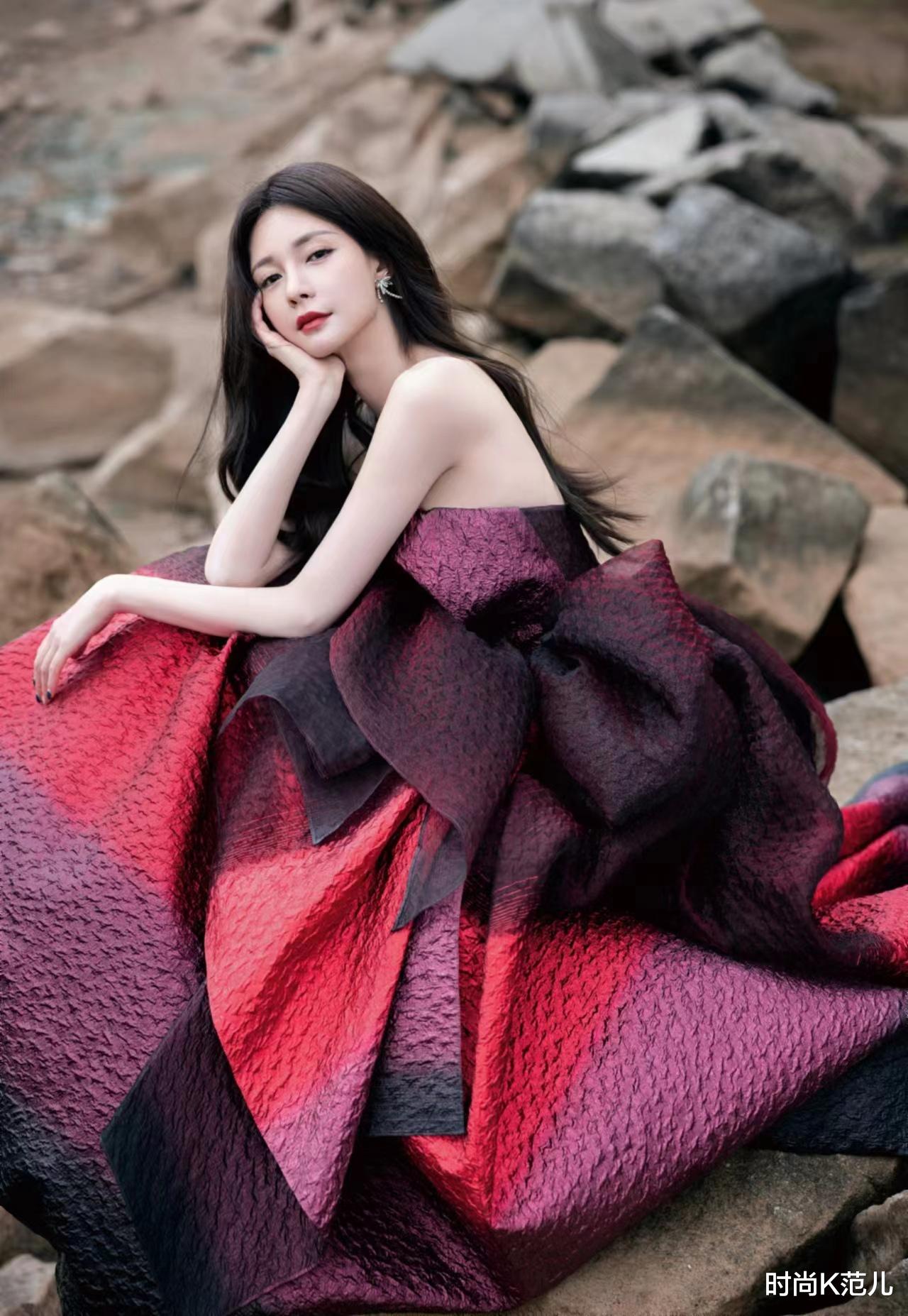 张艺兴|沈梦辰主持跨年晚会,穿一条渐变色蓬蓬裙,优雅出众!