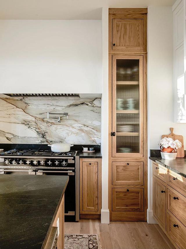 安静舒适的乡村小别墅,白色与原木带来温馨感,浅色布艺添雅致