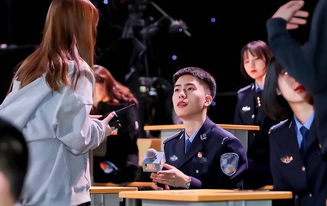 王一博|中国人民公安大学“校草”火了,长得英气十足,意外撞脸王一博