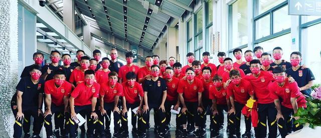 国足|中国男足回国排面不小，携带神秘绿箱引热议