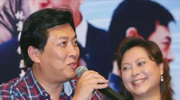 唐国强|70岁唐国强现身美国,混血妻子长相精致,吃鱼翅海参喝数瓶茅台