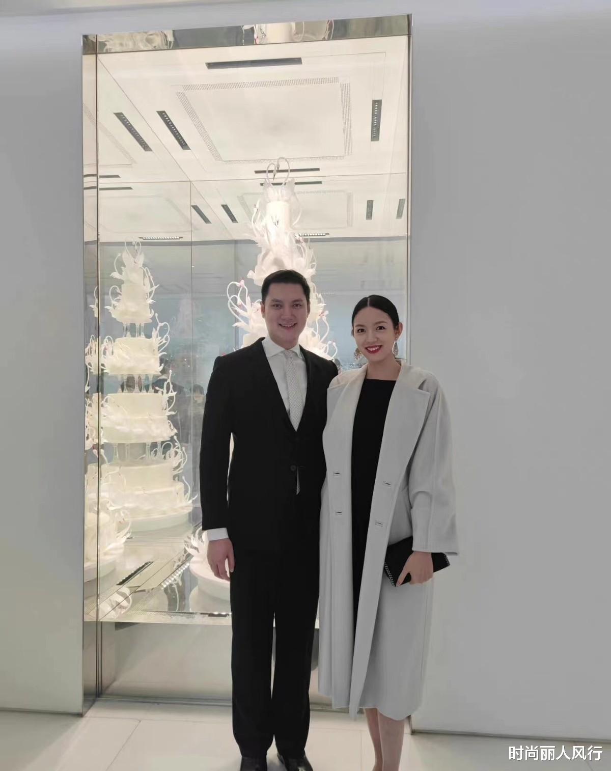 张梓琳|张梓琳罕见秀恩爱！帅气老公发腮胖不少，世姐造型优雅美出新高度