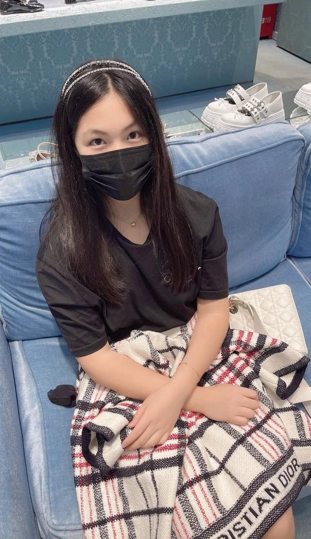 王诗龄 12岁王诗龄气场全开！和妈妈李湘逛街亲自试鞋，瘦身成功超漂亮