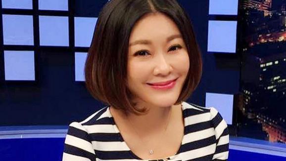 王小骞|王小骞：曾主持《交换空间》，扎根央视23年，46岁离职带娃带货