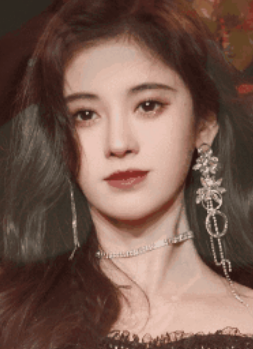 杨超越|鞠婧祎新剧路透照曝光，熟悉的半永久妆容，网友：和妈妈一个模子