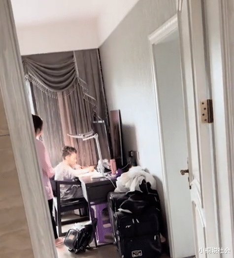 笑翻!江西一女子辅导大儿子“河东狮吼”,老二和老公瑟瑟发抖