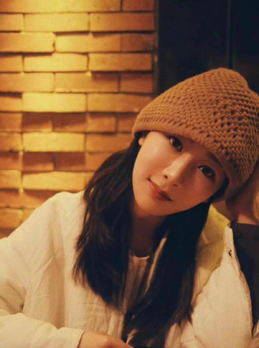 杨紫|杨紫不舍假期与闺蜜聚餐，两人感情如初，五年前杨紫亲自送她出嫁