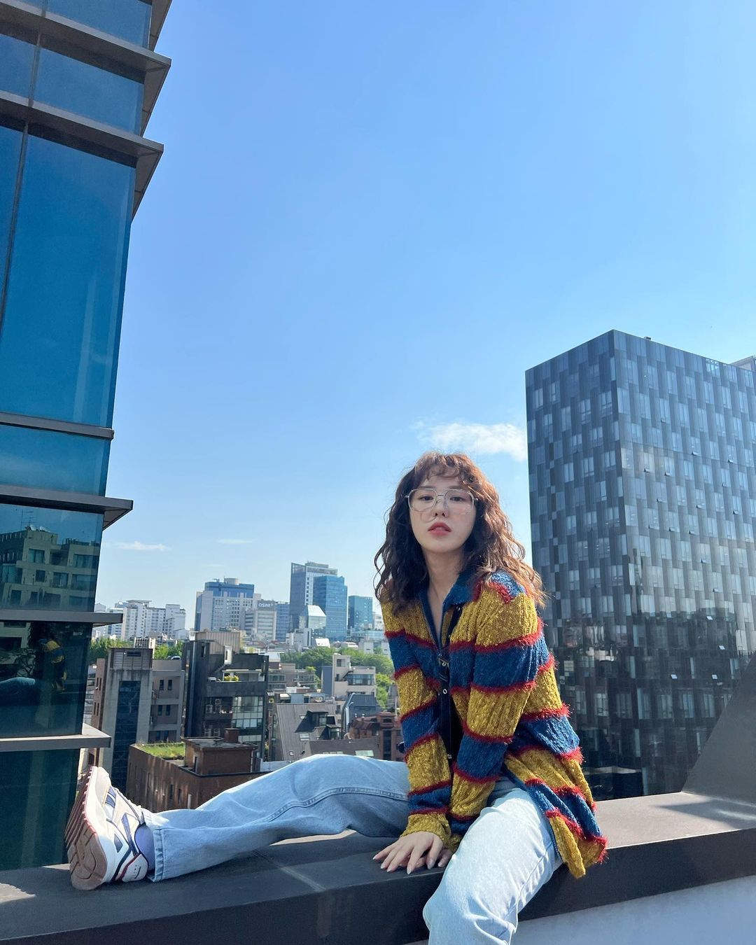 Red Velvet|Red Velvet成员Wendy坐屋顶拍照引热议：我是孙胜完，无所畏惧！