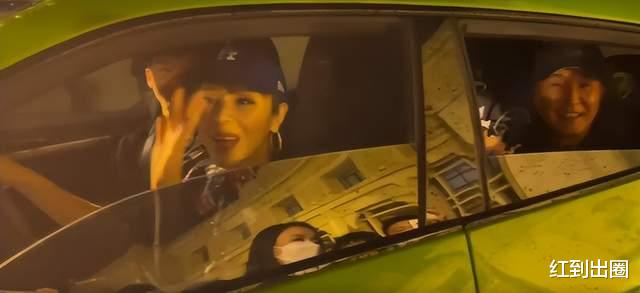 吴刚|59岁老戏骨吴刚坐300万豪车下班,红光满面气色好,妻子罕见化浓妆