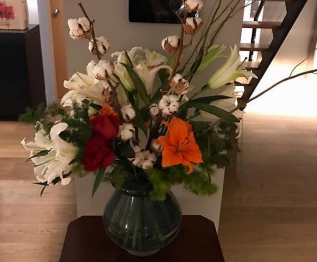 参观袁弘张歆艺的豪宅,客厅放黑色沙发和茶几,看着不会压抑吗