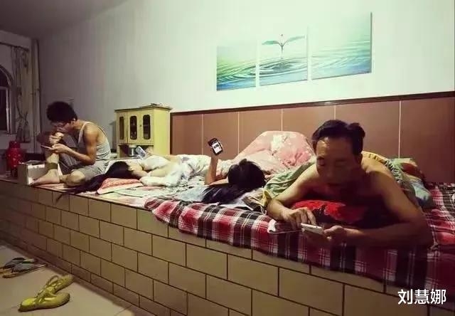有些东北人全家睡在一个炕上,两口子不尴尬吗?东北人告诉你