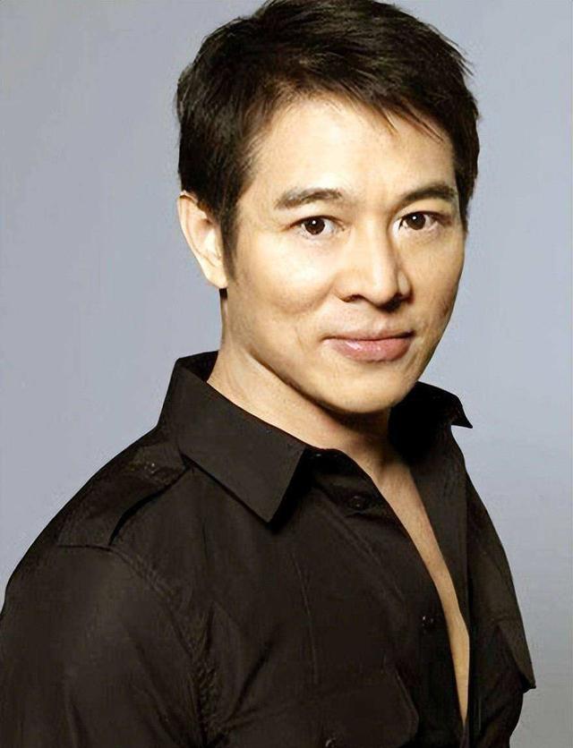 李连杰|李连杰久居国外近照回春!衣服紧绷挺大肚腩,紧搂杨紫琼感情好