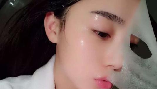短发 敷完面膜，脸上多余的“精华”真的要洗？还有人不听劝，怪不得烂脸
