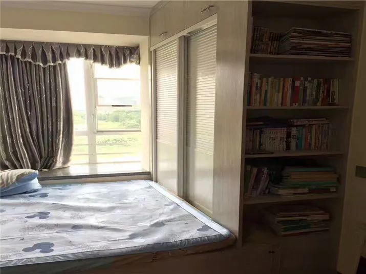 刚装好86平新房,电视背景墙大气上档次,榻榻米一房四用5万值了