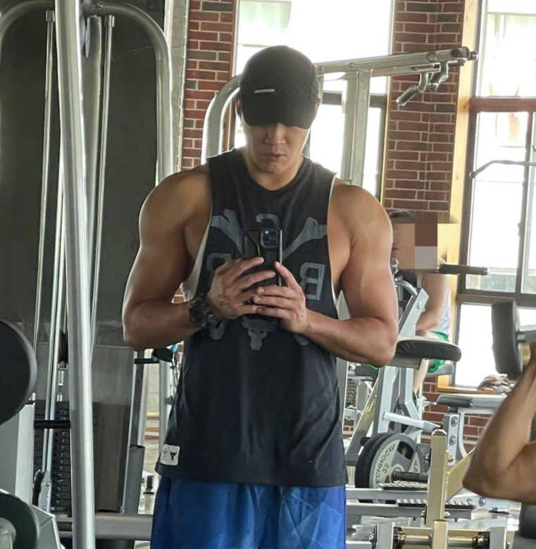 何润东|47岁何润东晒健身照,胸肌发达臂围惊人,吃牛排配大蒜被赞接地气