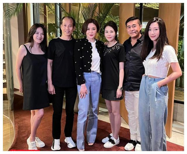 关之琳|60岁关之琳穿四万上衣庆生！1.5亿豪宅曝光，小腿缠满绳子勒得慌