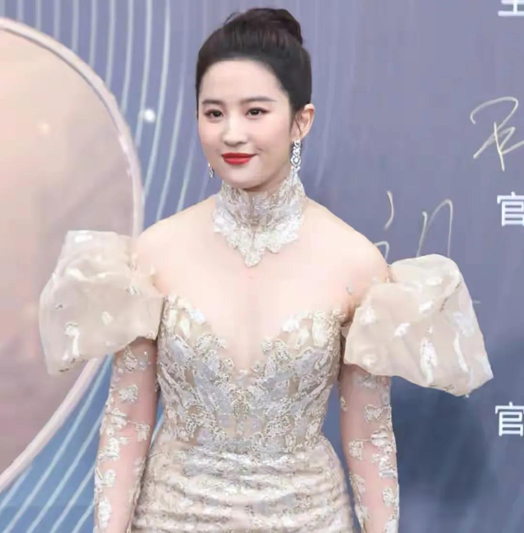 李宇春|红毯:花尽心思百花争艳 却终究被这两个假小子成功突围了