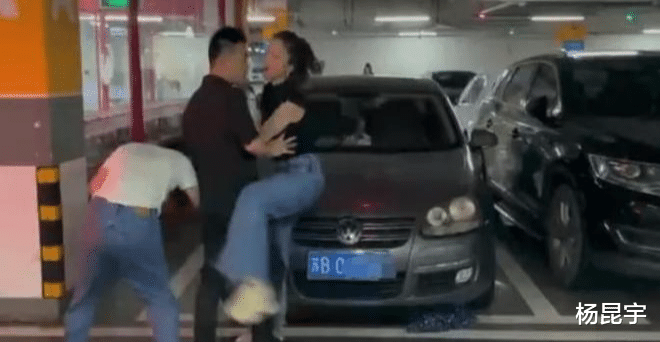 商场|空姐原配商场怒撕丈夫和第三者:你是猪吗?什么姿势都满足不了你