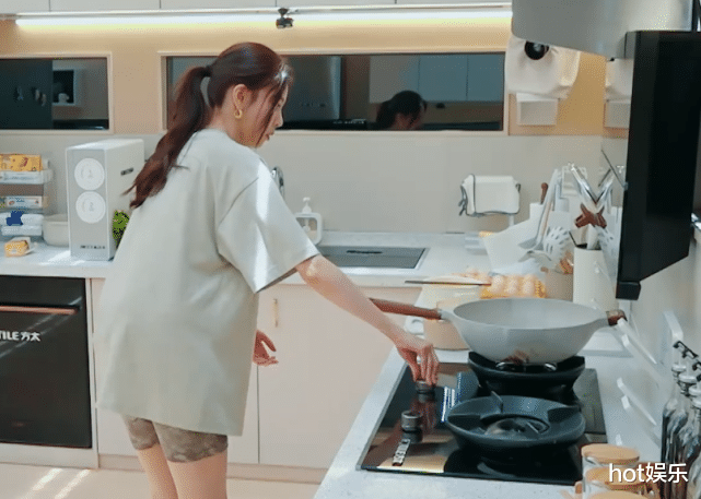 杨迪|杨迪做客桃花坞，宋妍霏借机讨好，网友却说：洗不白！