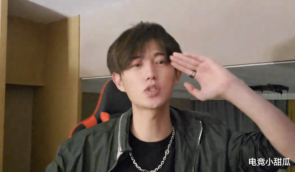 童锦程|童锦程开播,直播间桌面曝光,桌上的香烟亮了,网友:信息量太大