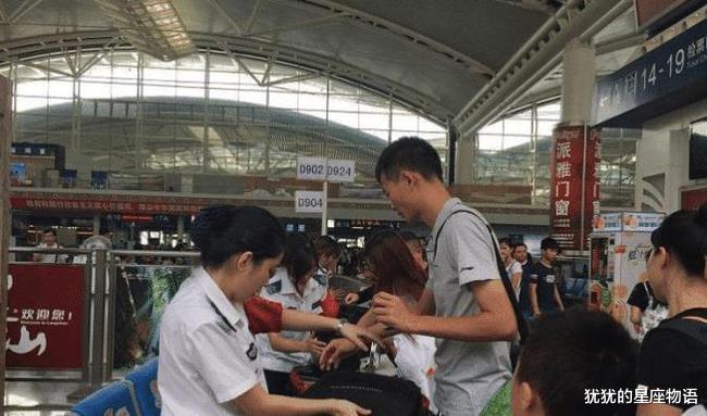 男子带一大箱液体坐高铁,检查时女安检脸红了,男安检大笑放行!