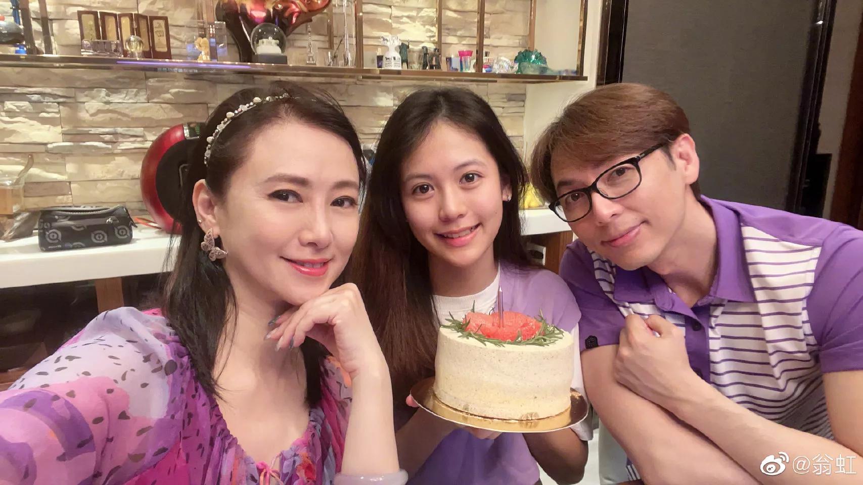 翁虹|翁虹晒一家三口合照,15岁女儿打扮成熟引热议