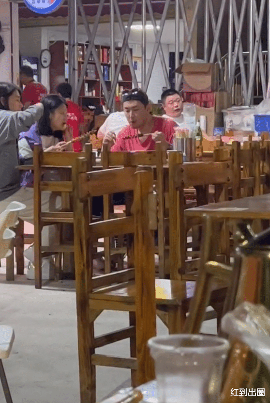 艾佳妮|王彦霖带妻子到三亚吃烤串,艾佳妮素颜露面身材臃肿,引发怀孕猜测