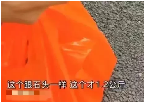 男子买了两千多元的干果,复秤后差了近一半,他找到店里讨要说法
