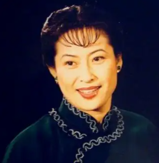 许娣|老戏骨许娣：与初恋恩爱40年生一子，62岁大器晚成，收入全给丈夫