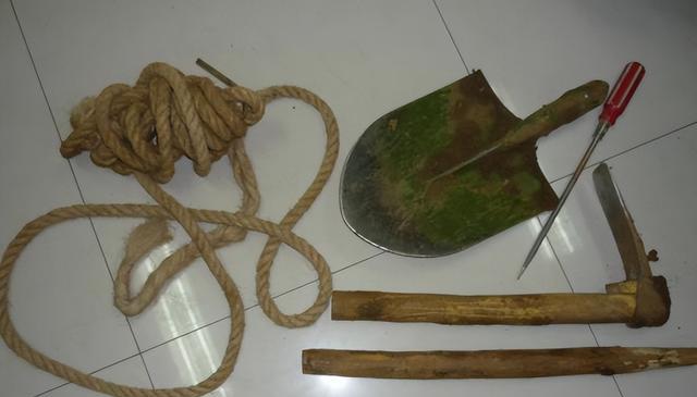 河南|2021年，河南老汉假装钓鱼，实则盗财主墓，结果被小卖部老板举报