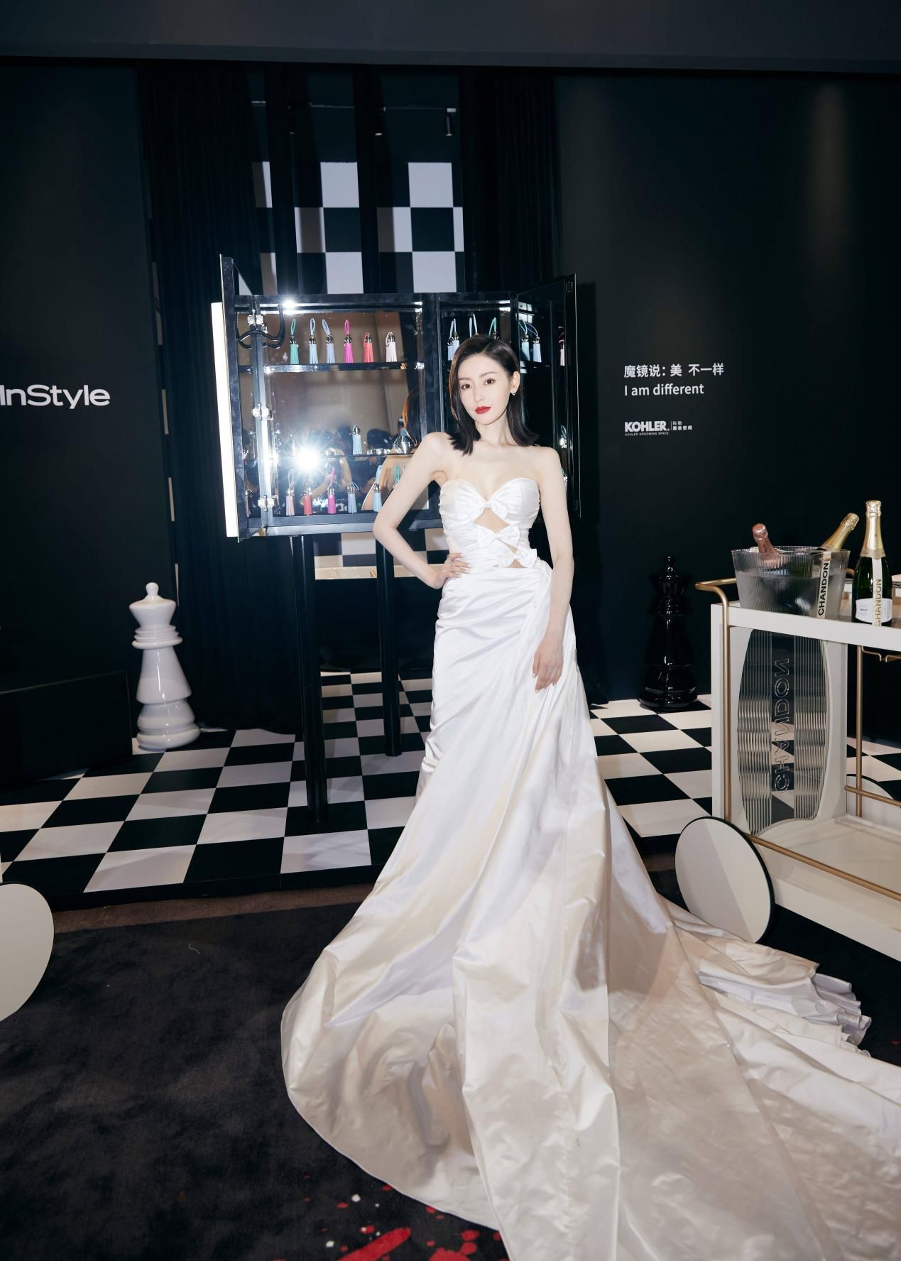 张天爱|张天爱瘦成皮包骨了!头大身小看着好柔弱,简直就是橱窗里的模特