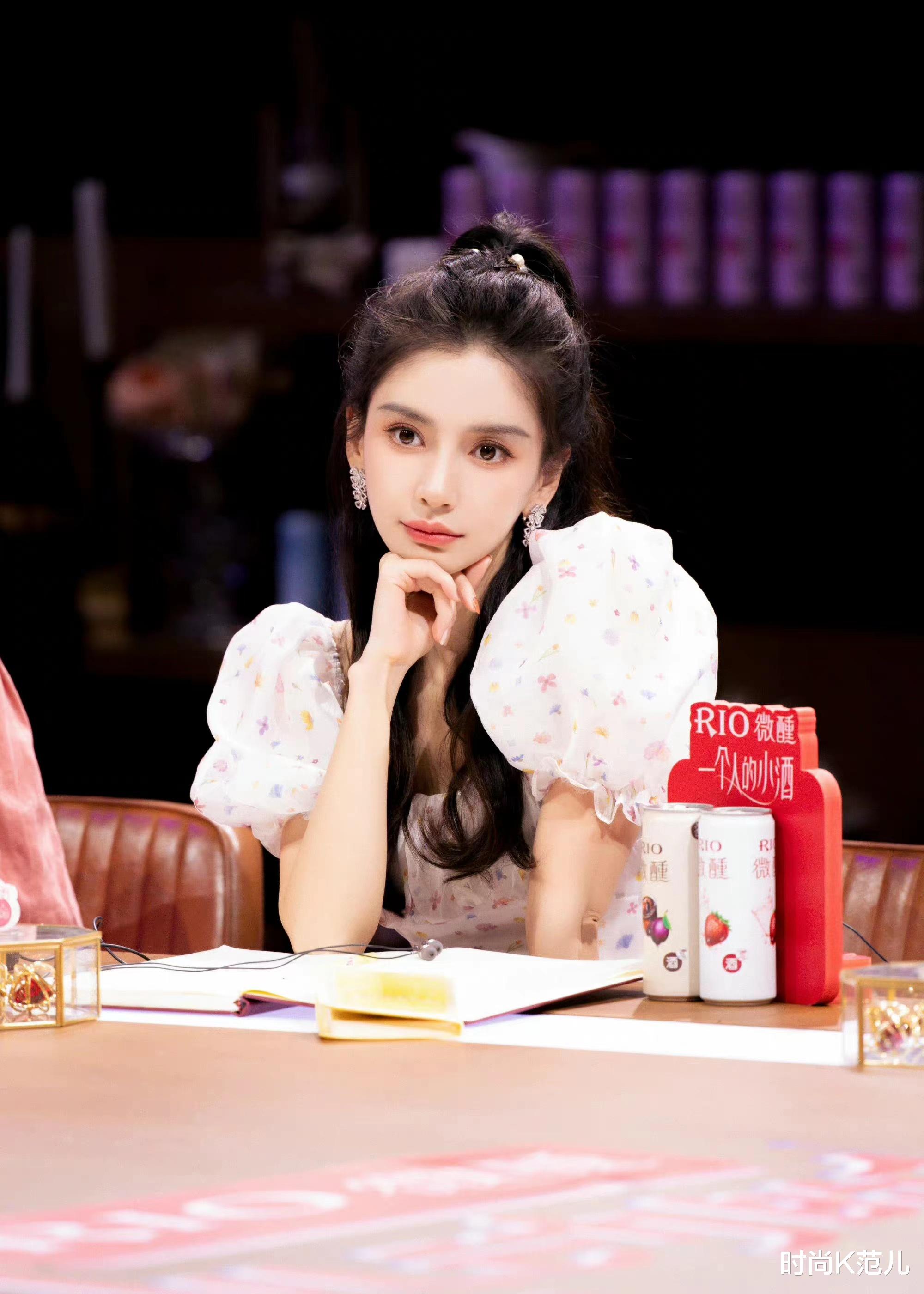 Angelababy Angelababy新造型好甜美，泡泡袖碎花裙搭高马尾，少女味十足！
