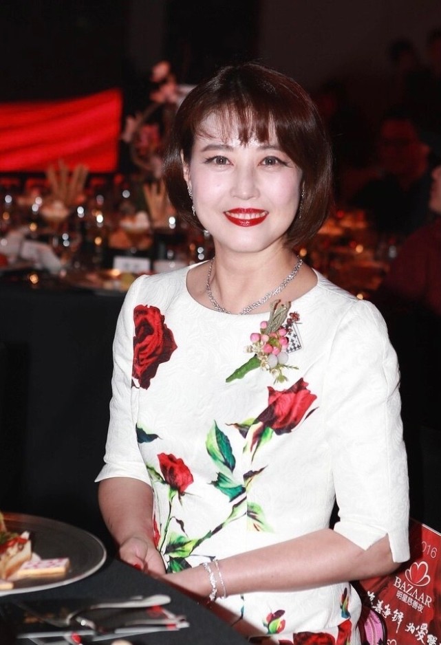 雅诗兰黛 当54岁周海媚与51岁钟丽缇同框,才明白自然老气也可以这么美