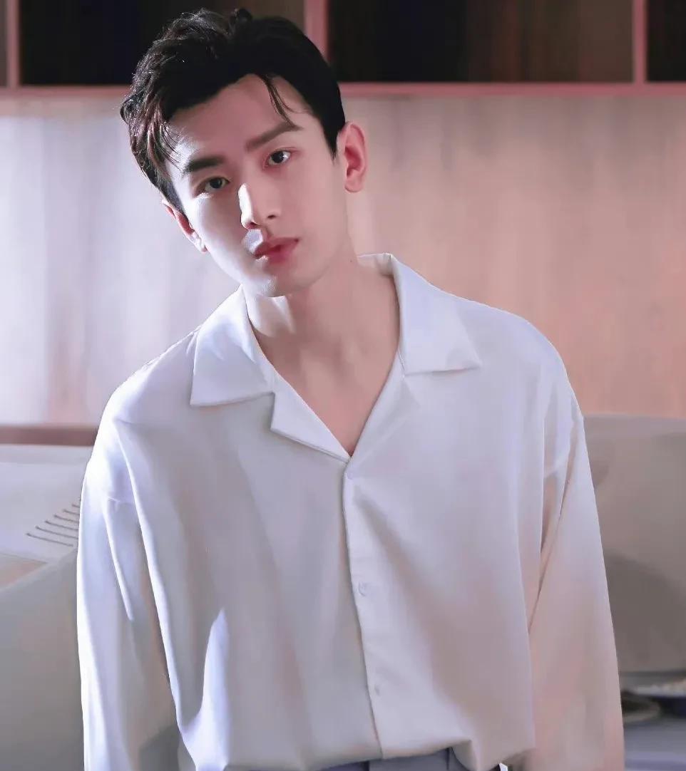 肖战|最适合露额头的男明星，李现任嘉伦太精致，看到最后还得是肖战