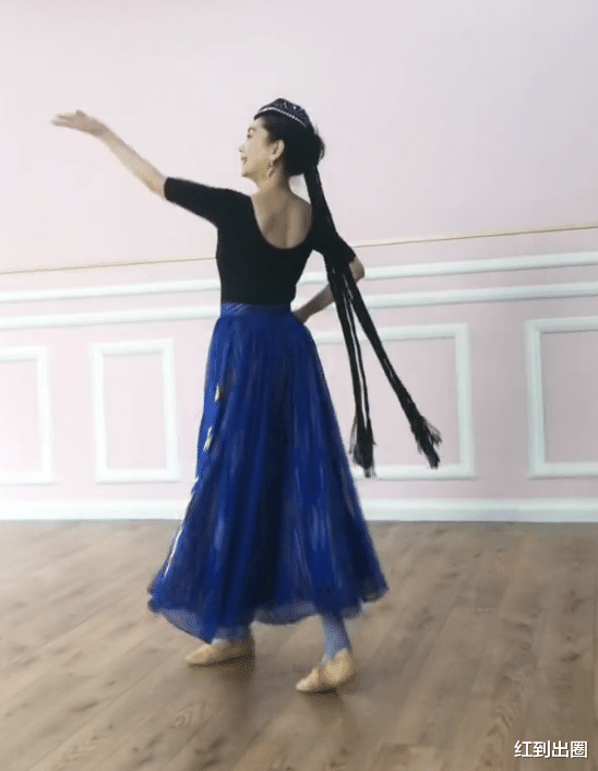 朱军|朱军妻子因疫情暂停培训课，在家跳舞大露美背，皮肤白皙身材太惊艳