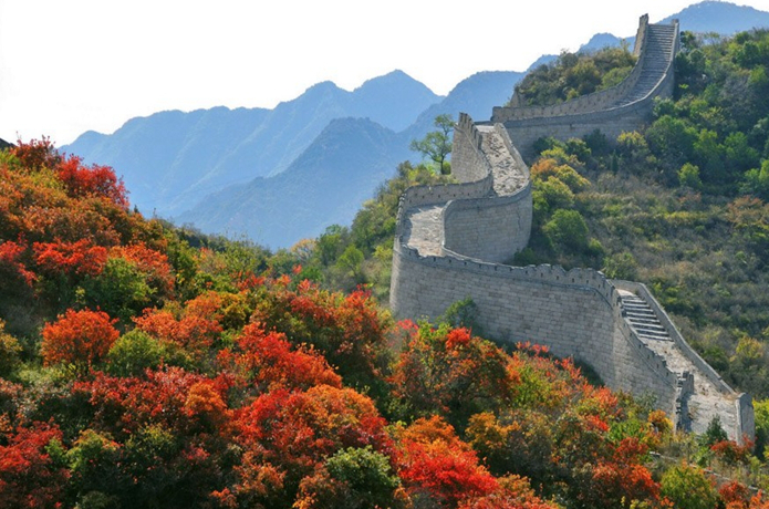 |万里长城雄伟壮观,游客拥挤不堪,要排队才能上去参观