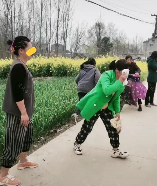 太尴尬了!女子在葬礼上哭错了人,被大爷追着打