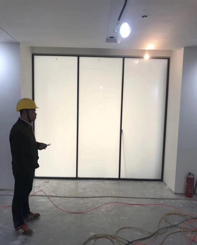 有钱人家压根不需要窗帘,装电镀雾化玻璃窗,透明磨砂随意切换