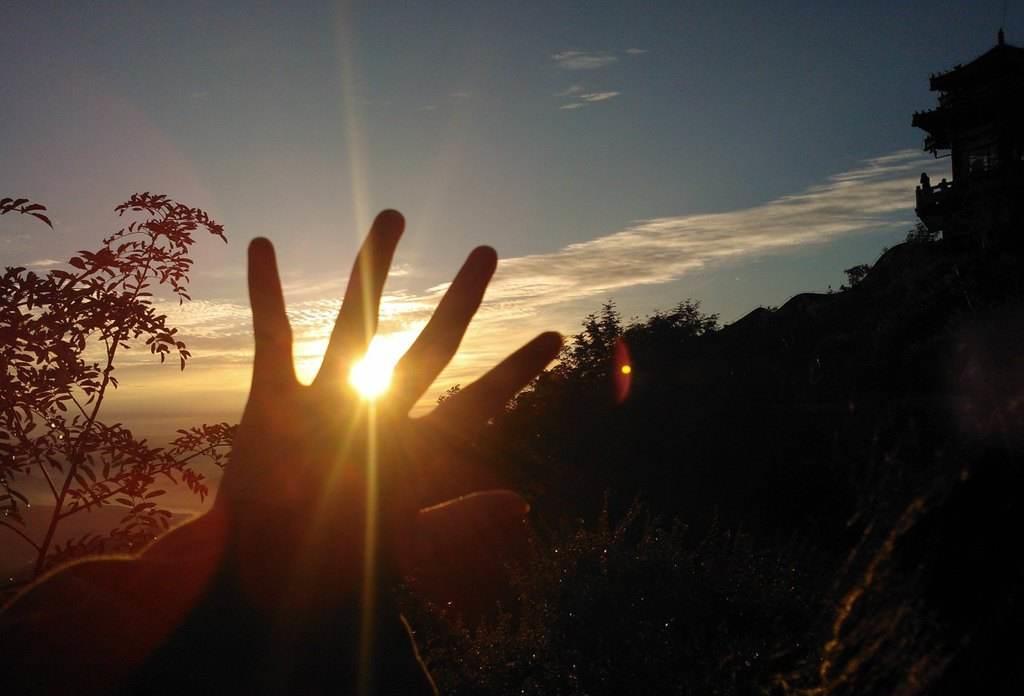 太阳光需8分钟到达地球,人眼一瞬间可看到太阳,目光比光速快?