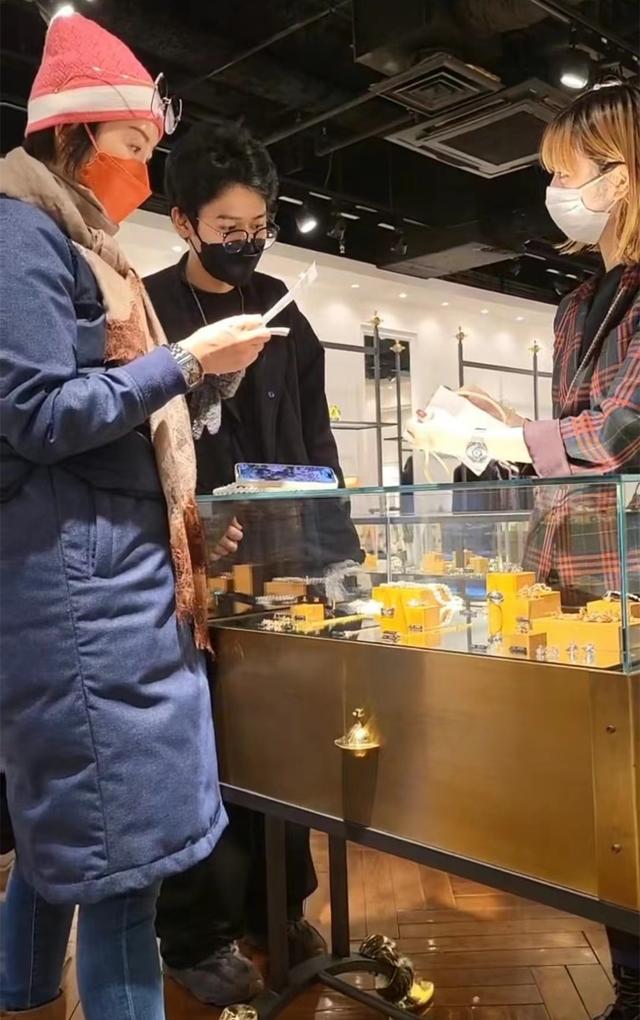 梁佩瑚|52岁港姐嫁内蒙古富商,婚后罕晒全家福,与继子逛街吃饭太开心!