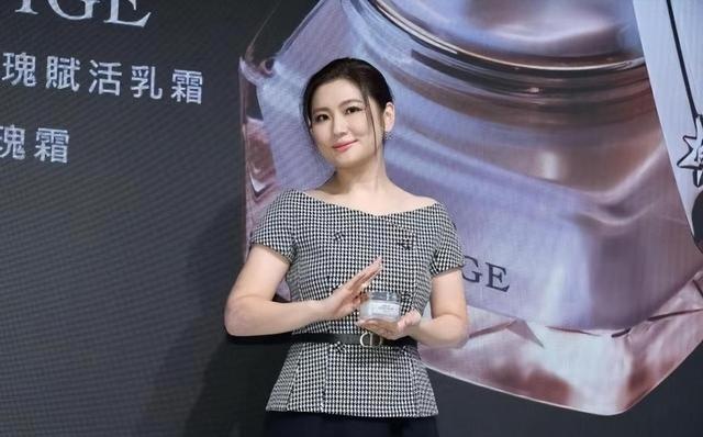 Selina任家萱真自信，穿法式职业装大方露疤痕，身材丰腴有女人味！