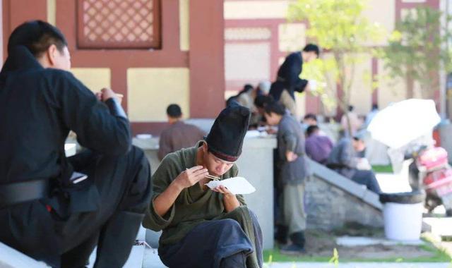 横店|横店群演透露行业现状:混子日的闲人懒汉居多,遍地美女多是假象