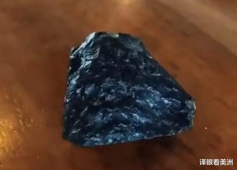 流星撞地球,绿色和蓝色火焰耀眼,燃烧分解坠地面,现场壮观