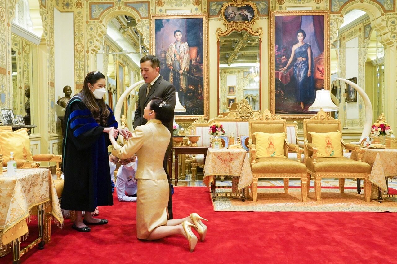 苏提达|苏提达跪着拥抱公主好卑微!讨好公主有本事,穿一身金色身材太赞