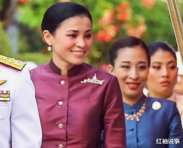 苏提达|44岁苏提达玩浪漫，炫耀泰王送的草莓手链，比古董王冠都有意义