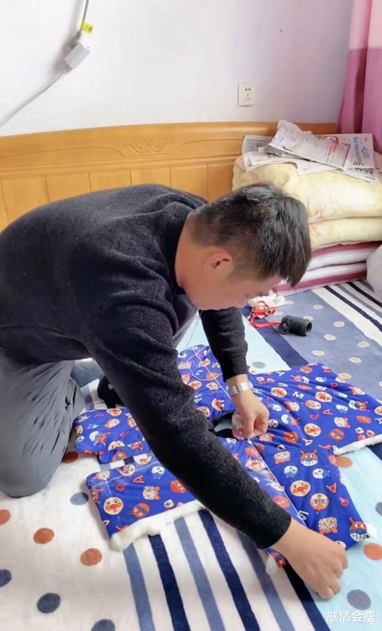 男子为妻儿缝制新棉袄,动作娴熟令人感慨,网友:这是得了真传